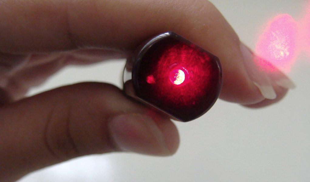 Alepe veta caneta laser em estádios e shows