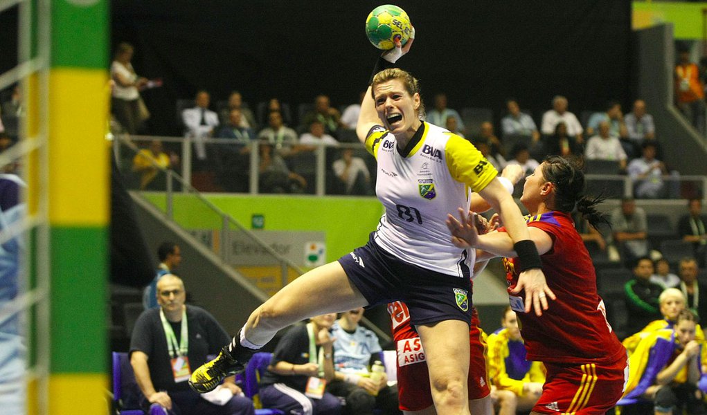 Brasil derrota Romênia e segue invicto no handebol