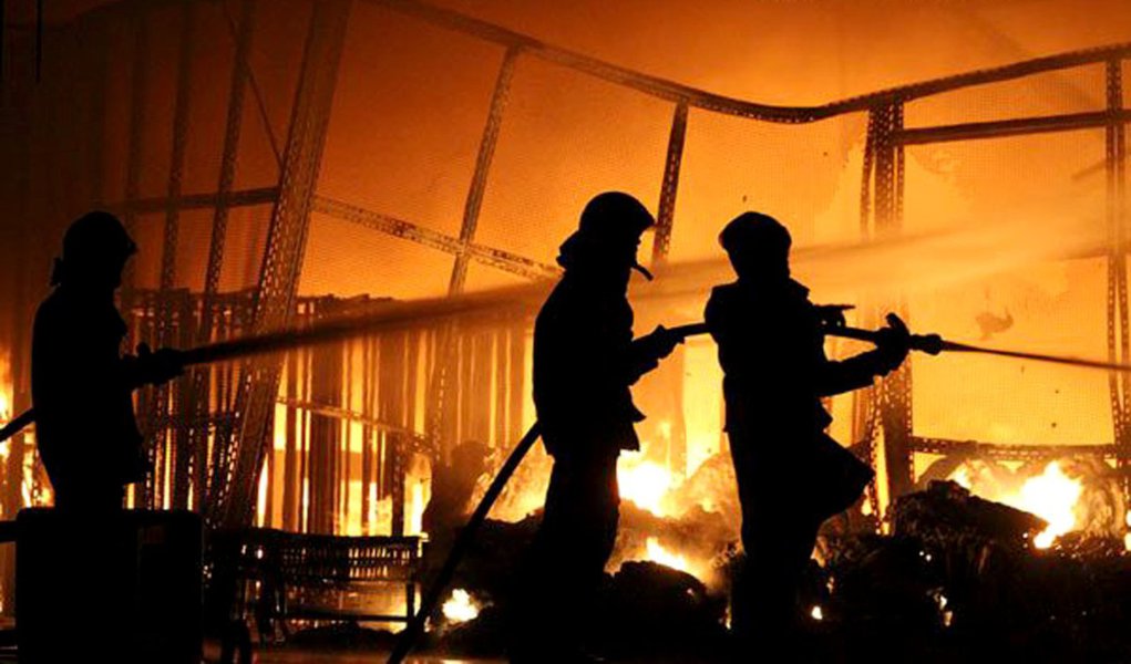 Incêndio atinge galpão de reciclagem em São Paulo