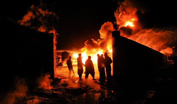 Paquistaneses queimam mais de 20 caminhões da Otan