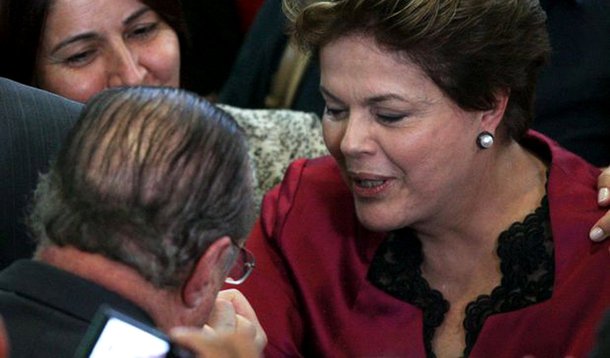 Após foto polêmica com Lula, Maluf beija mão de Dilma