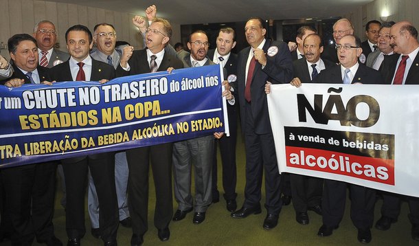 Com apoio do PMDB, base barra Lei Geral da Copa