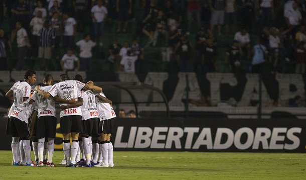 Corinthians vence em casa e fica perto de vaga