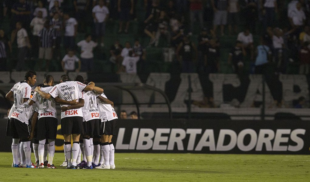 Corinthians vence em casa e fica perto de vaga