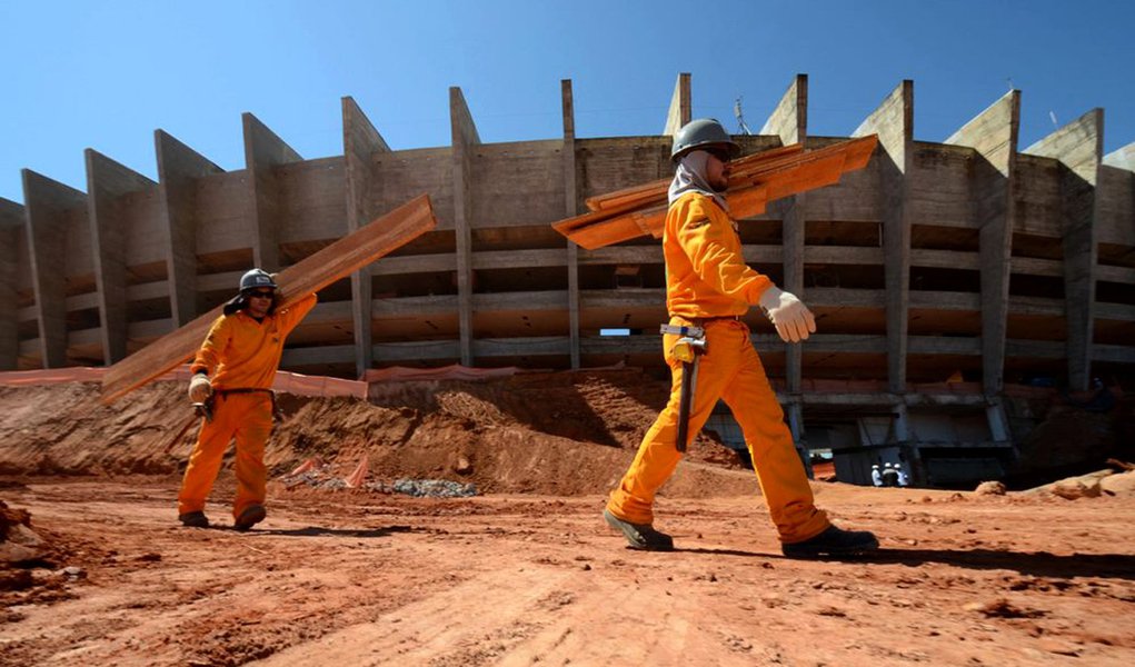 Descaso com operários na reforma do Mineirão