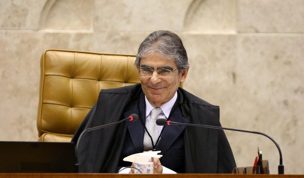 Folha também presta homenagem a Ayres Britto
