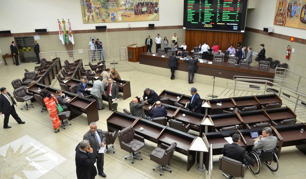 Fim da novela: voto dos vereadores agora é aberto