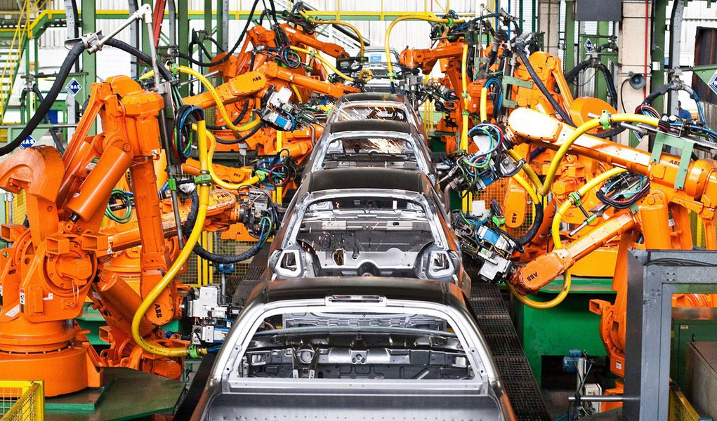 Produção industrial registra terceira queda mensal seguida