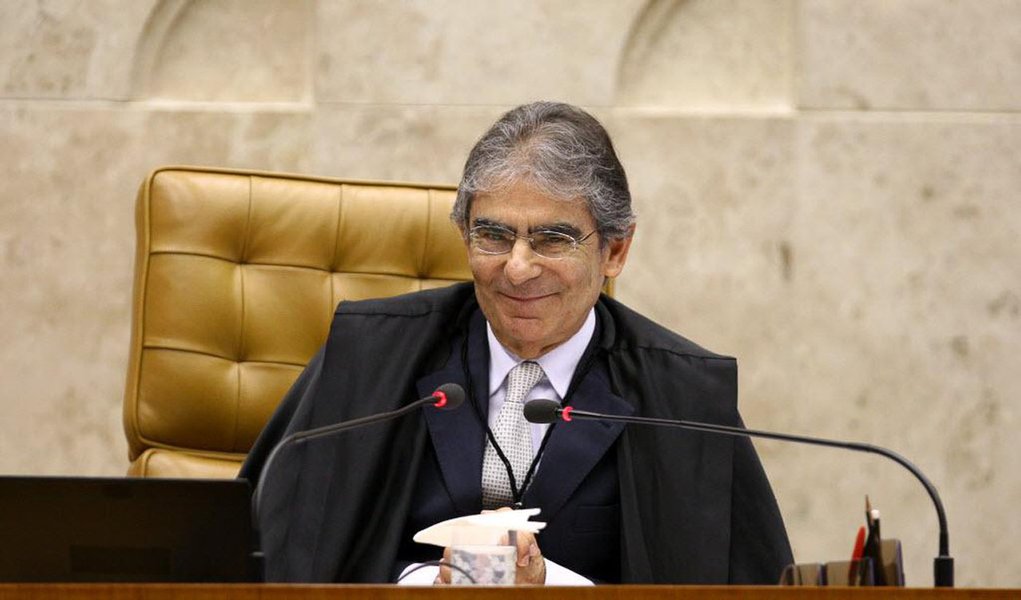 Folha também presta homenagem a Ayres Britto