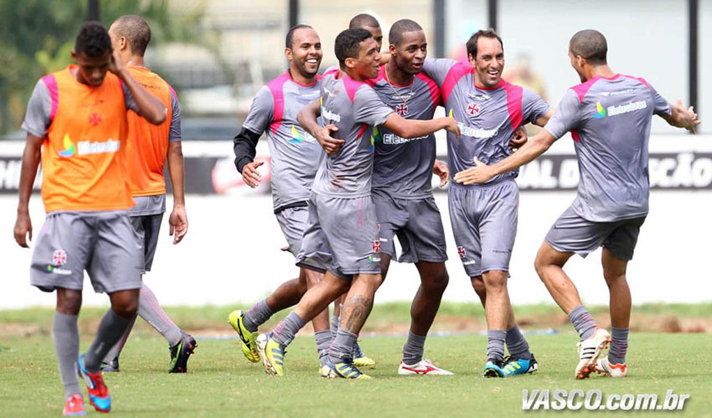 Edmundo participa de 'rachão' e marca golaço