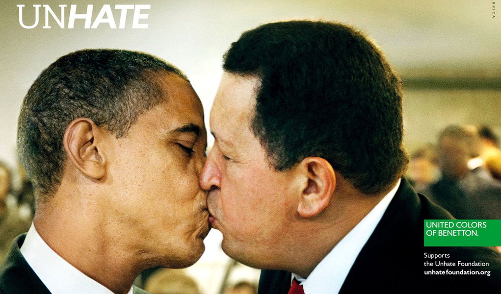 Chávez brinca com anúncio em que ele beija Obama