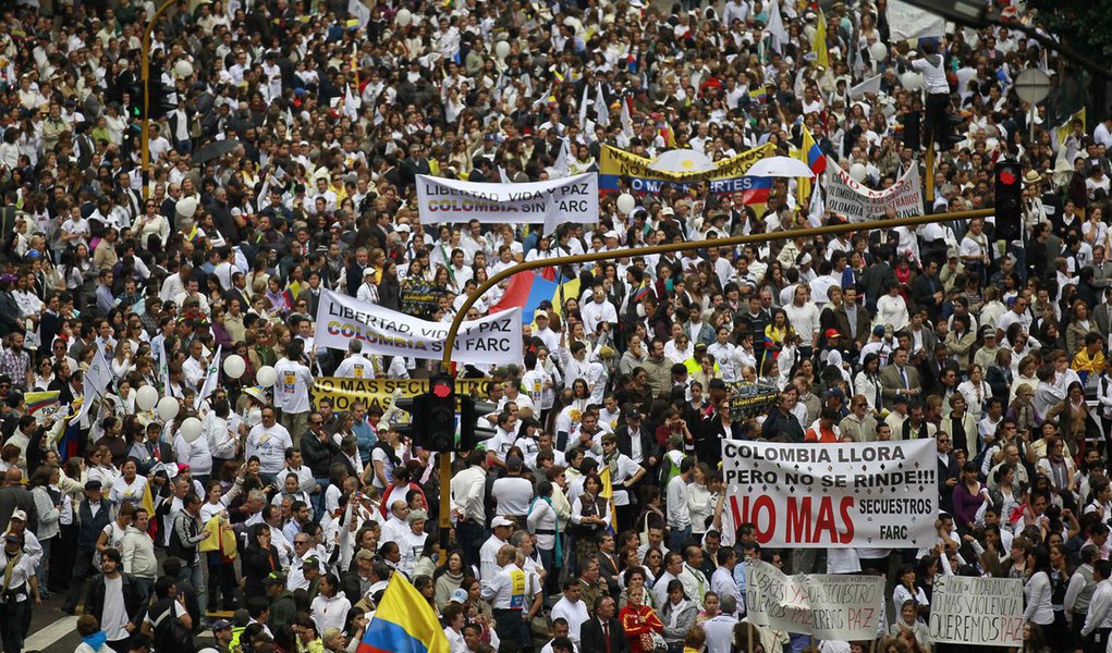 Após protesto, Farc prometem libertar reféns