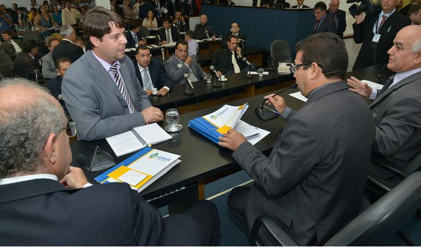 Comissão da AL aprova nove projetos do governo