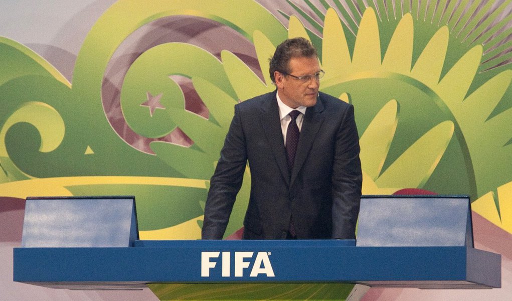 Blatter manda avisar: Valcke continua na Copa