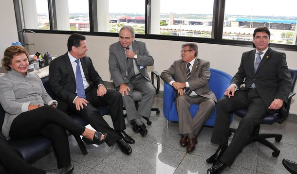 Comitiva cobra definição sobre aeroporto