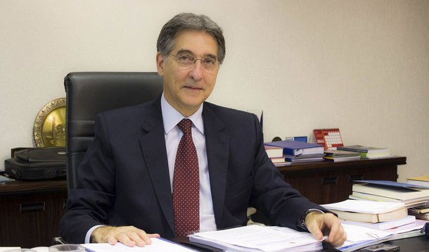 Pimentel, o mais próximo de Dilma, é o novo alvo