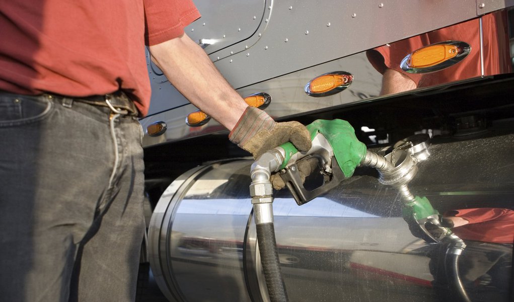 Diesel deve ficar mais caro a partir deste domingo