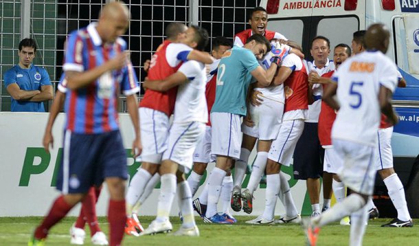 Cruzeiro faz 3 a 1 no Bahia e se livra 100% do rebaixamento