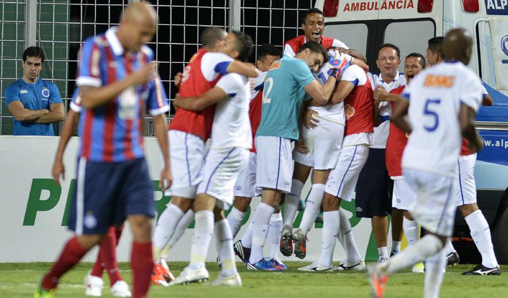 Cruzeiro faz 3 a 1 no Bahia e se livra 100% do rebaixamento