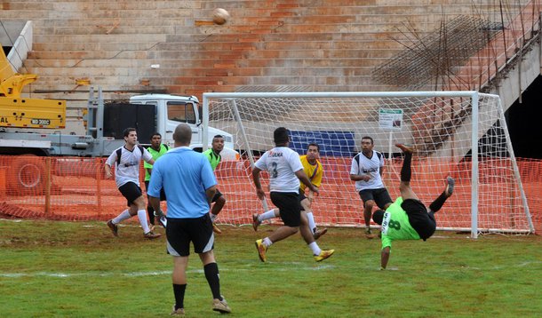 Operários simulam Copa no estádio de Brasília
