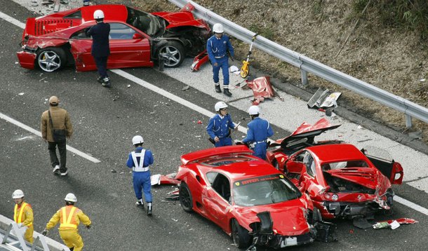 Acidente no Japão envolve 8 Ferraris e 2 Mercedes