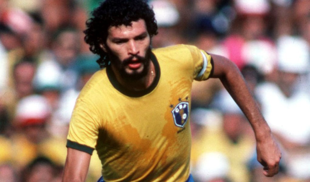 Assista a grandes gols marcados por "Dr. Sócrates"