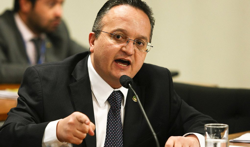 Relator da CCJ apóia cassação de Demóstenes