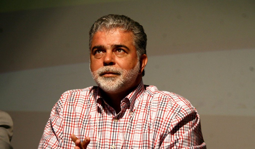 Fraude em remédios leva ex-ministro à PF