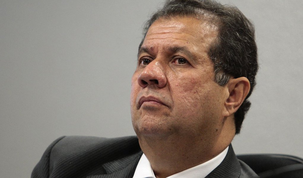 Carlos Lupi pede demissão