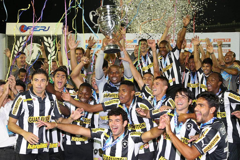 Botafogo vence os dois turnos e leva o Carioca