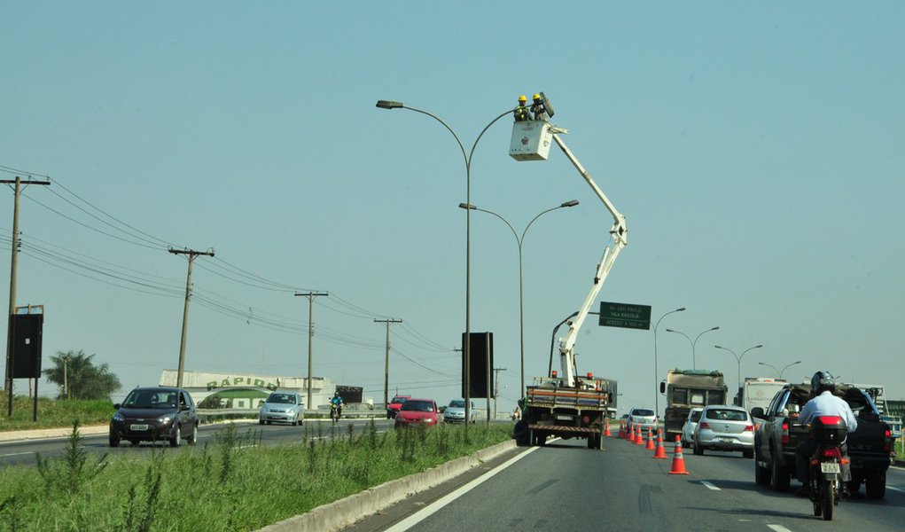 Trecho urbano da BR-153 recebe nova iluminação