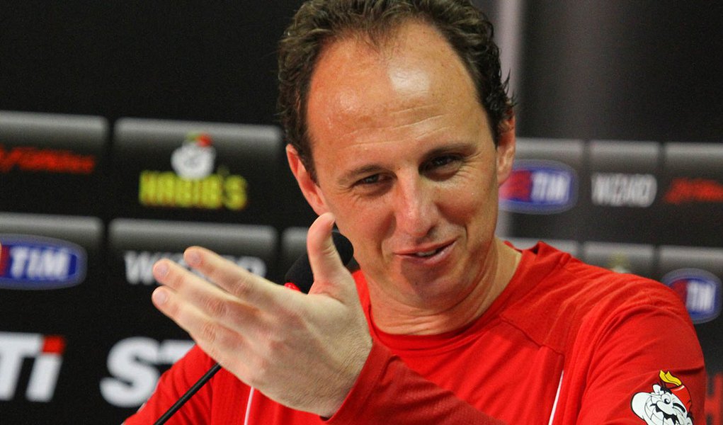 Rogério assina por mais um ano e adia aposentadoria