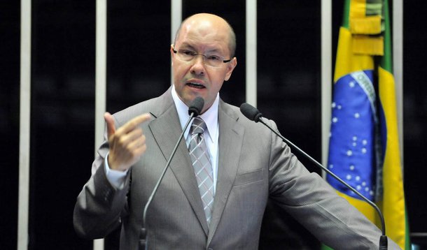 Demóstenes tinha rádio só para falar com o "professor" Cachoeira