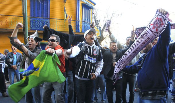 Corintianos tomam Buenos Aires por jogo histórico
