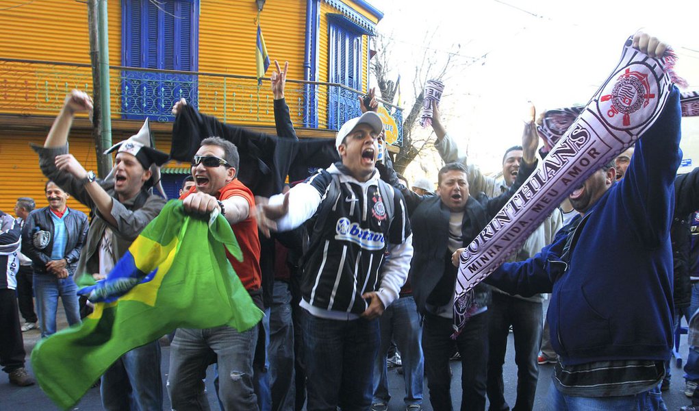 Corintianos tomam Buenos Aires por jogo histórico