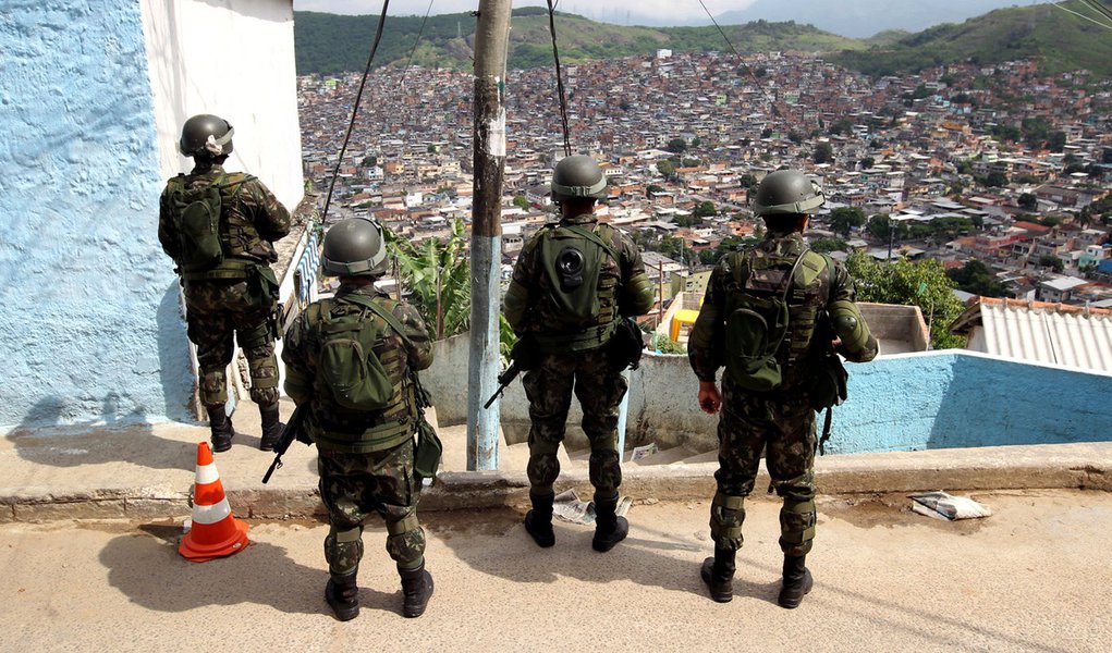 Moradores denunciam abusos de militares no Alemão 