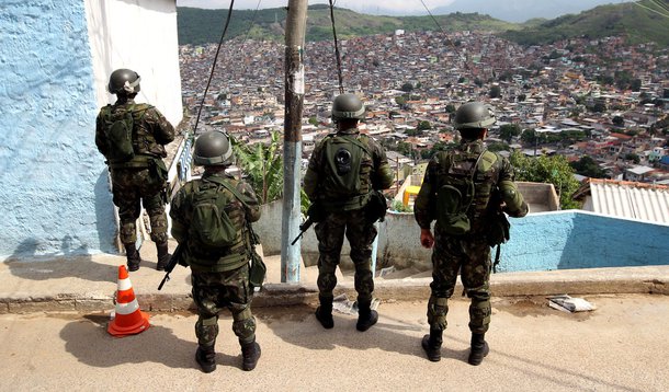 Moradores denunciam abusos de militares no Alemão 