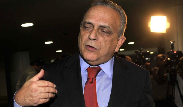 Manutenção de Lupi desmoraliza instituições, diz Guerra