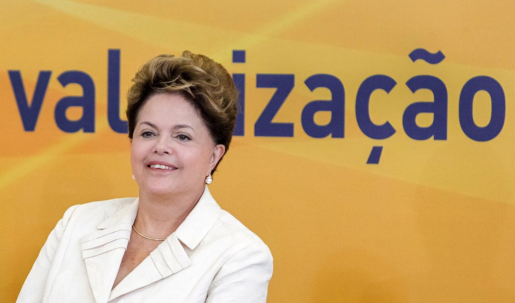 Não se deve "brincar à beira do precipício”, diz Dilma sobre crise