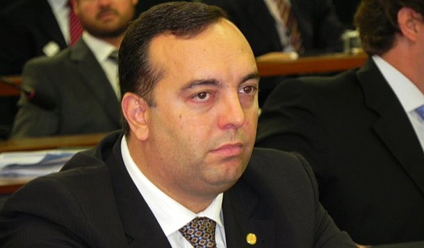 Tucano vai à Justiça pela demissão de Lupi