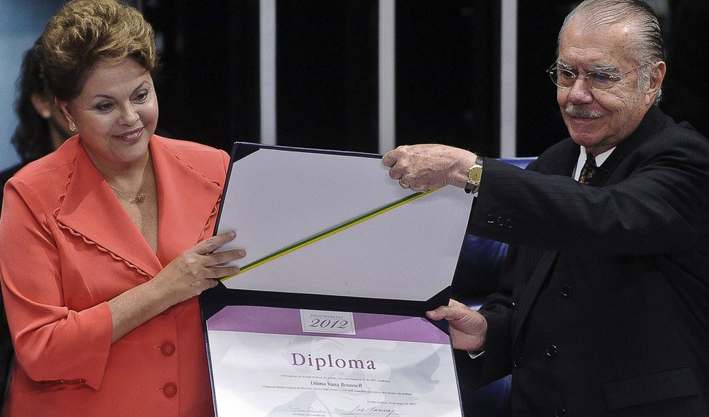 Derrotado, Sarney exalta Dilma. Vem troco?