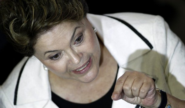 Dilma mantém Lupi e pede informações à Comissão de Ética