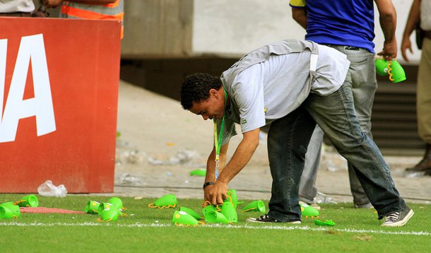 Bamor será punida por atirar caxirolas no campo