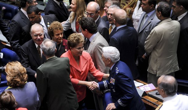 Dilma vai ao Senado pedir paz à base muy amiga