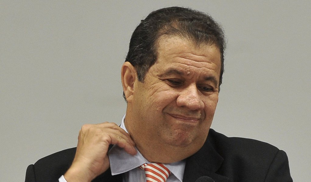 Comissão de Ética pede demissão de Lupi