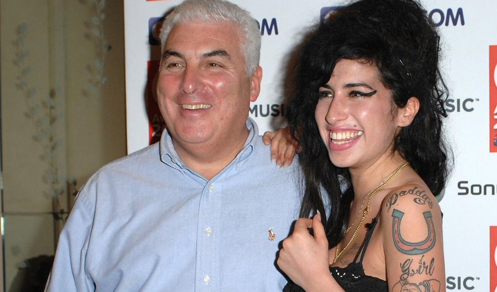 Biografia de Amy Winehouse começa a ser vendida nos EUA