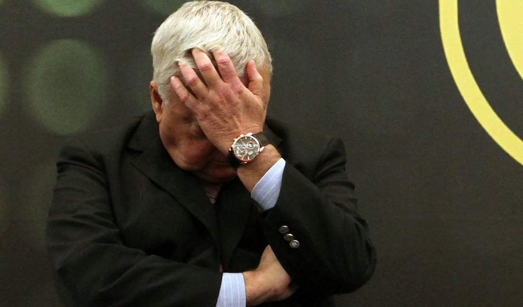 Sob denúncias, Teixeira sai de licença da CBF