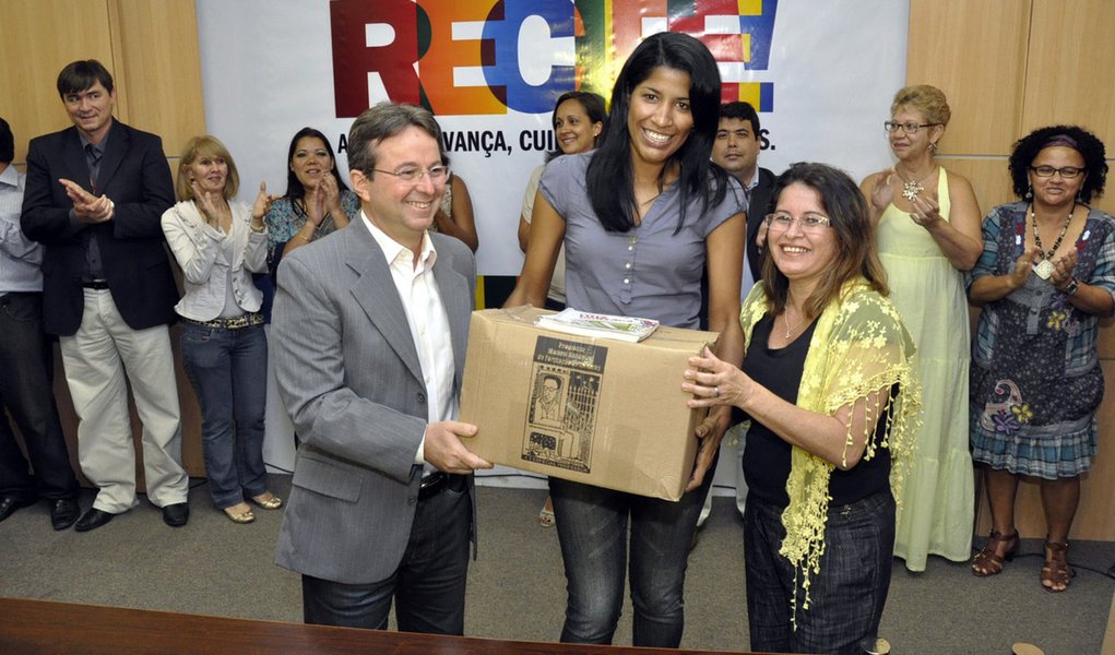 Professores recebem reajuste de 22% no Recife