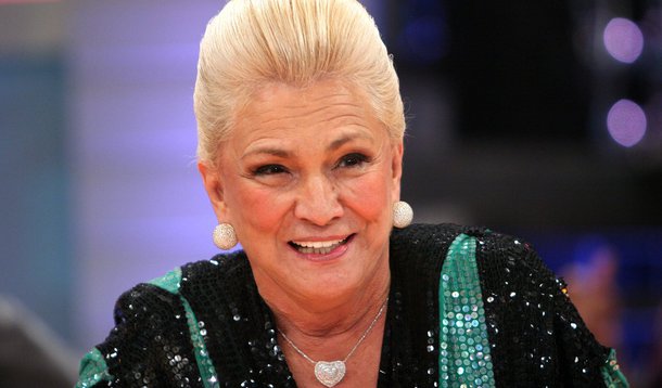 Hebe faz cirurgia de emergência para retirada de tumor