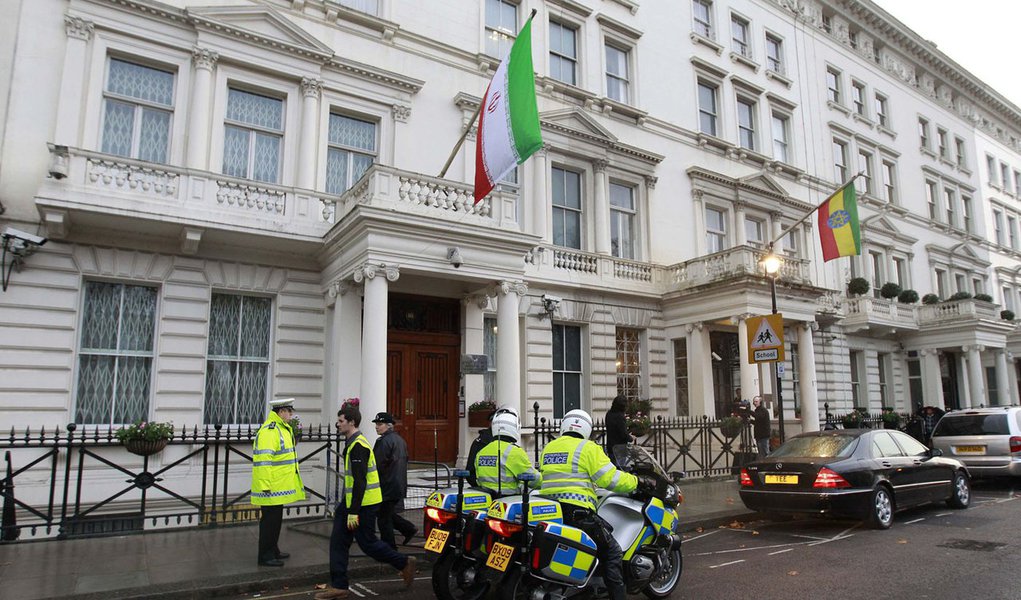 Reino Unido fecha Embaixada do Irã em Londres